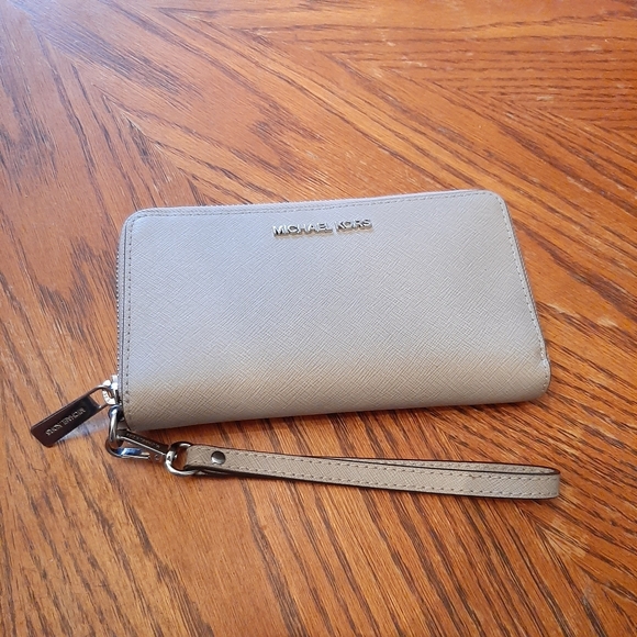 🔥Michael Kors Gray Continental Zippered Wallet Wristlet - Picture 1 of 3